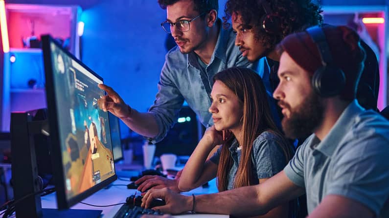 Une équipe de dévelopement durant la production d'un jeu vidéo qui discutent entre eux.