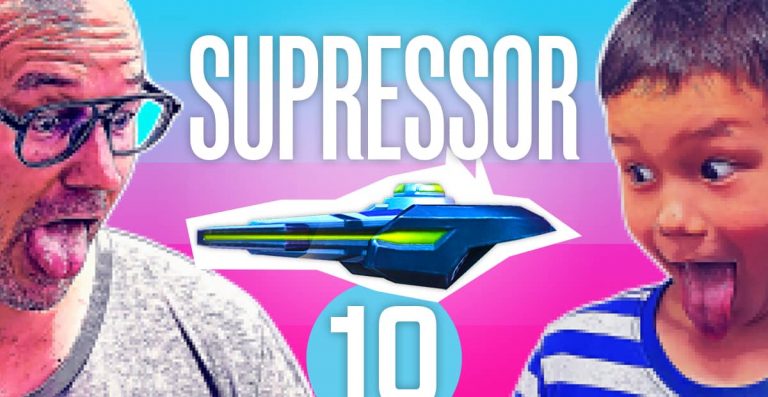 Gros plan sur le Suppressor 10, canon lourd légendaire aux finitions vertes et bleues, en train de tirer un projectile en forme de goutte d’eau pressurisée dans un décor pixelisé.