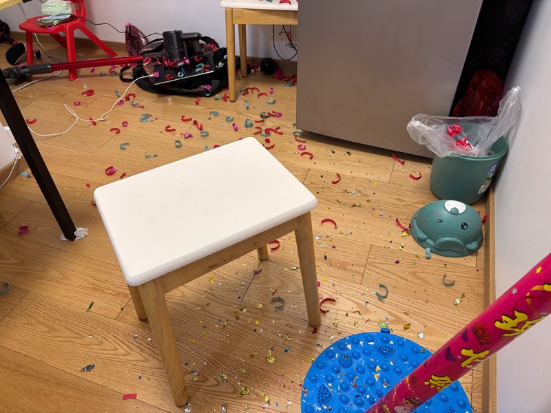 Un lanceur de confettis a laissé le sol couvert de saletés.