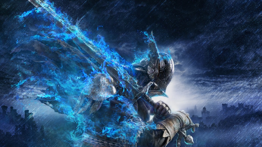 Un des personnages du jeu Elden Ring, Nightreign, brandit une épée aux pouvoirs mystiques d’un bleu éclatant.