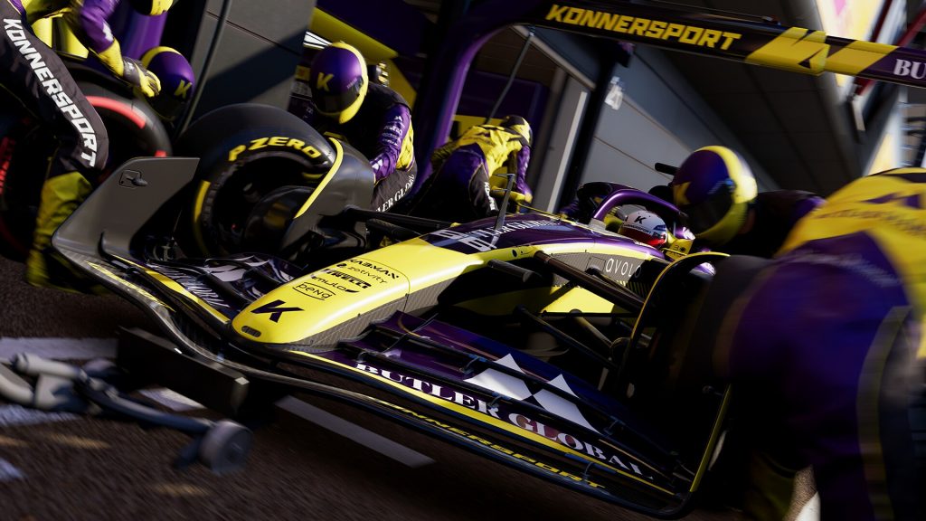 Une formule 1 dans en ravitaillement dans le jeu.