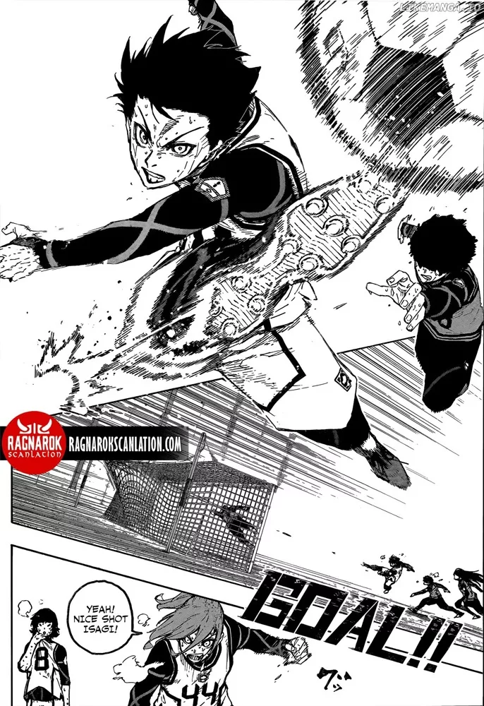 La superstar du manga Blue Lock jouant qui frappe le ballon du pied.
